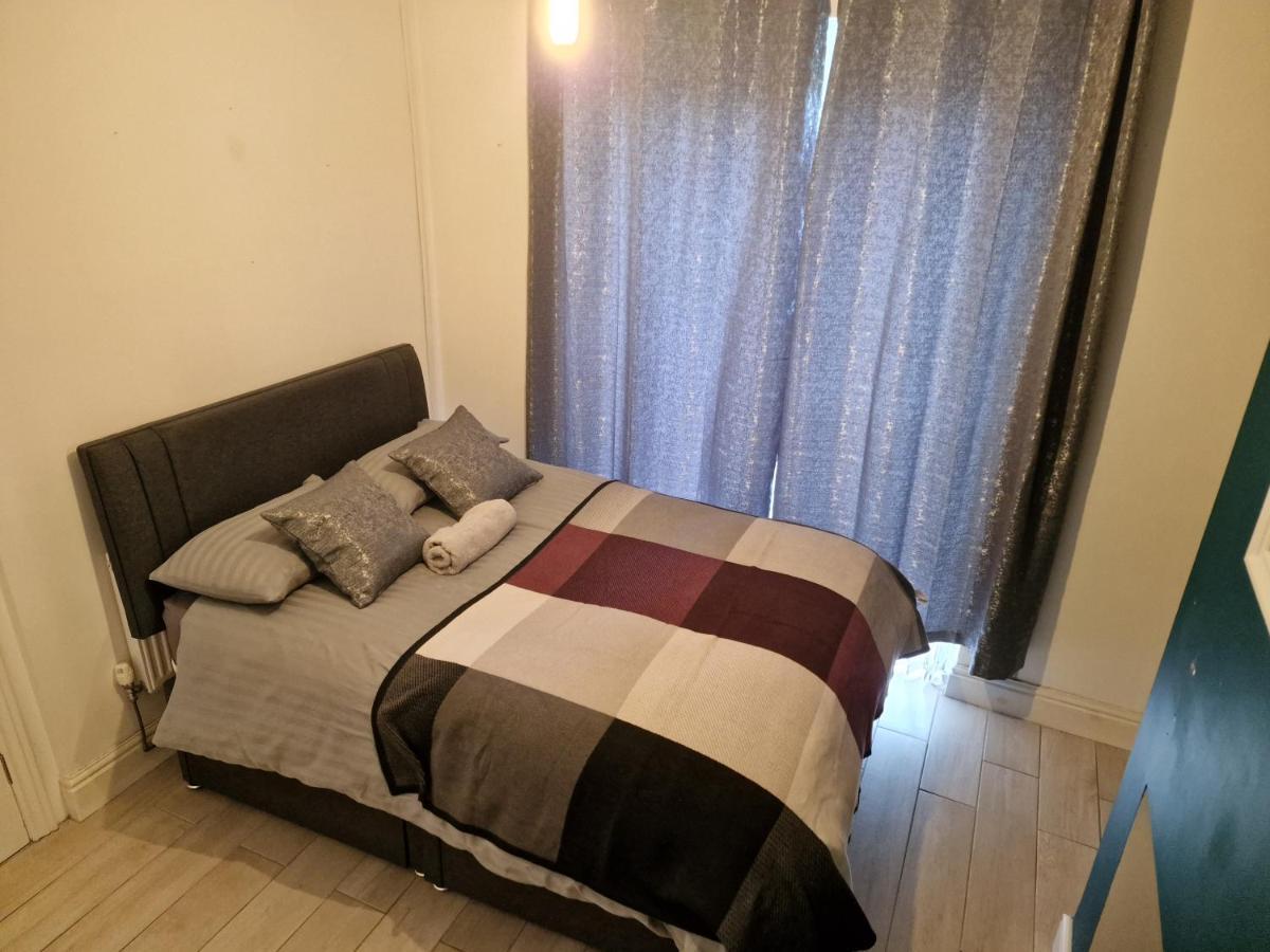 L & J Escapes- 4 Bedrooms Suitable For Contractors And Families- Large Private Parking-10 Minutes To M6 Junction 9 Coseley Экстерьер фото